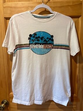 International Report white graphic t-shirt with a retro beach aesthetic mens S